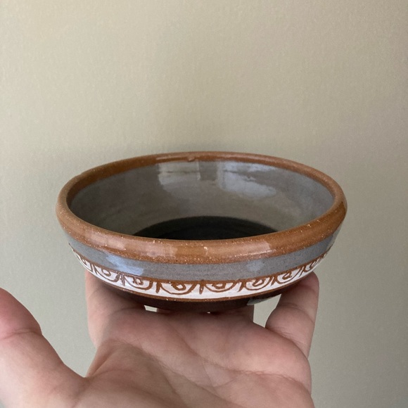 2 Tonala Mexican Pottery Bowls, marked by the maker, grey, tan, cream, brown - Picture 5 of 8